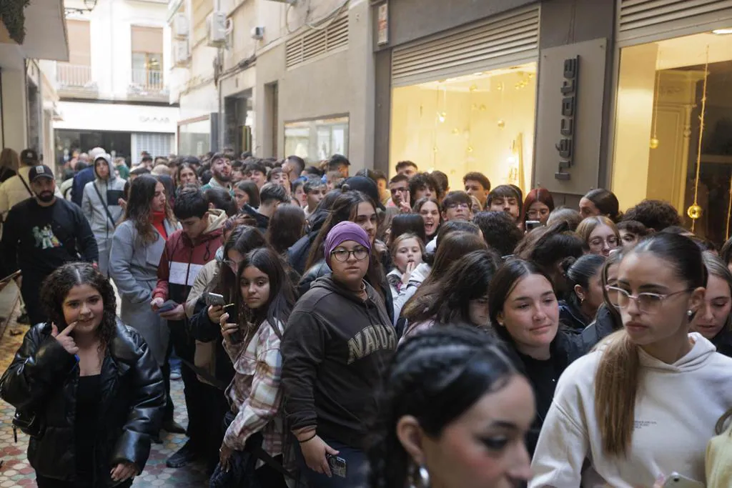 Locura en la inauguraci n de una tienda en Granada en la que Saiko